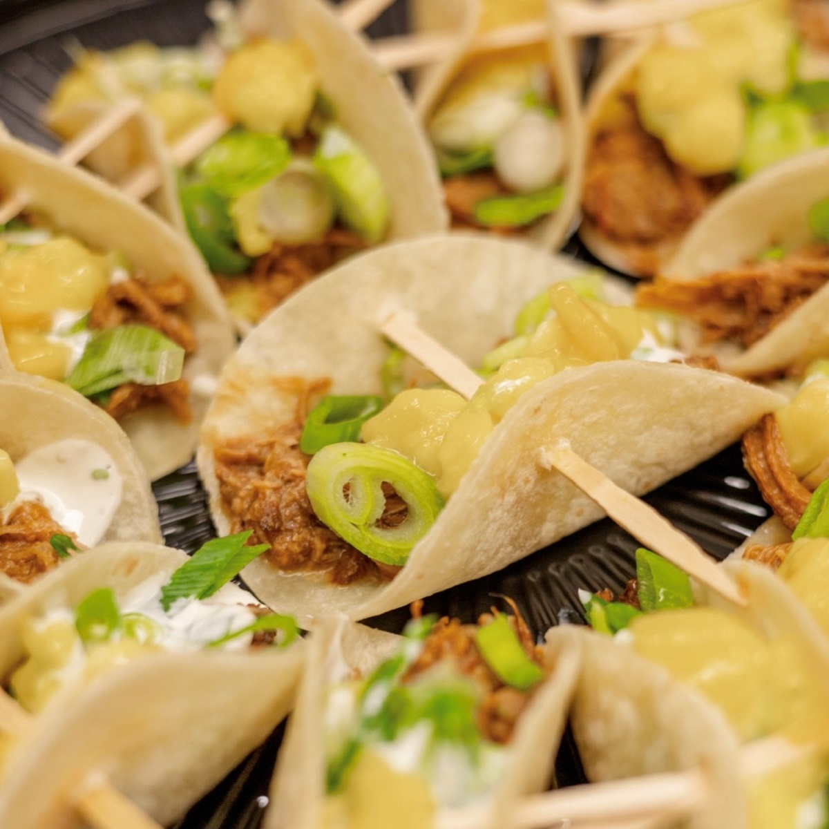 Mini-tacos mexicains au porc effiloché et mangue